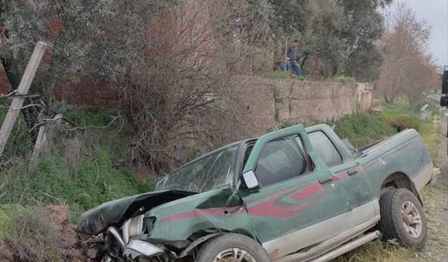 Manisa'da kamyonet şarampole devrildi, sürücüsü hayatını kaybetti