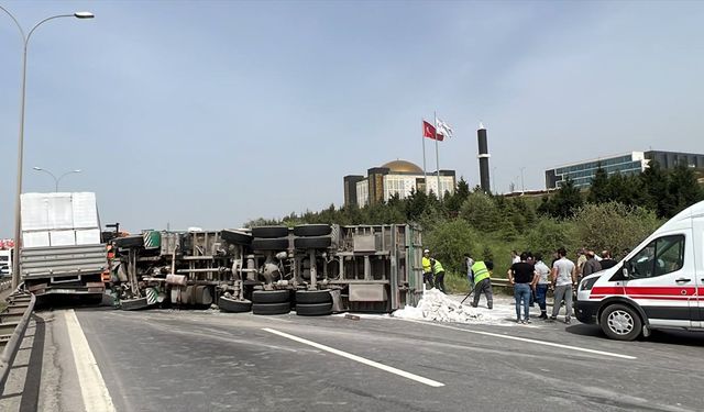 Anadolu Otoyolu'nda 3 kamyonun çarpıştığı kaza nedeniyle ulaşım aksadı