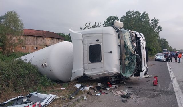 Anadolu Otoyolu'nun Sakarya geçişinde tanker tıra çarptı, sürücüsü yaralandı