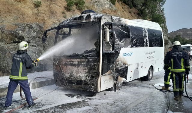 Antalya'da seyir halindeki midibüste yangın çıktı