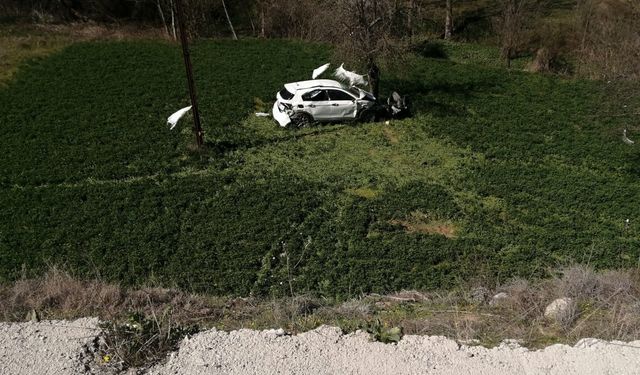 Bursa'da otomobil tarlaya devrildi: 1 ölü, 4 yaralı