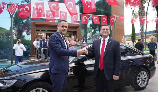 İzmir Torbalı Belediye Başkanı Övünç Demir, şahsi aracını belediyeye bağışladı
