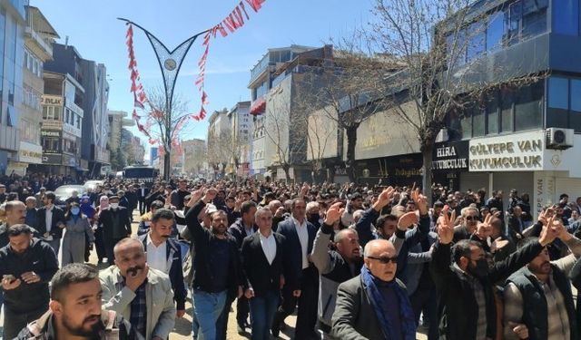 Van’da seçim darbesine karşı yürüyüş başladı