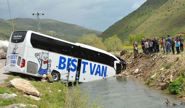 Van’a giden otobüs Tatvan’da dereye uçtu: 7 yaralı