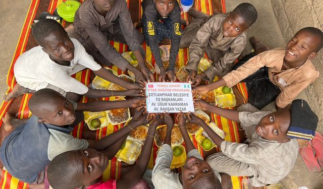 Ceylanpınar Belediyesi için Afrika’da 600 çocuğa yemek verdi