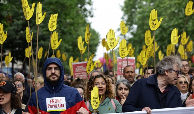 Fransa'da vatandaşlar erken seçim öncesi aşırı sağa karşı sokağa indi