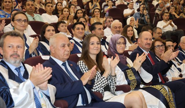 Başkan Durbay, öğrencisi olduğu CBÜ’de mezuniyet heyecanına ortak oldu