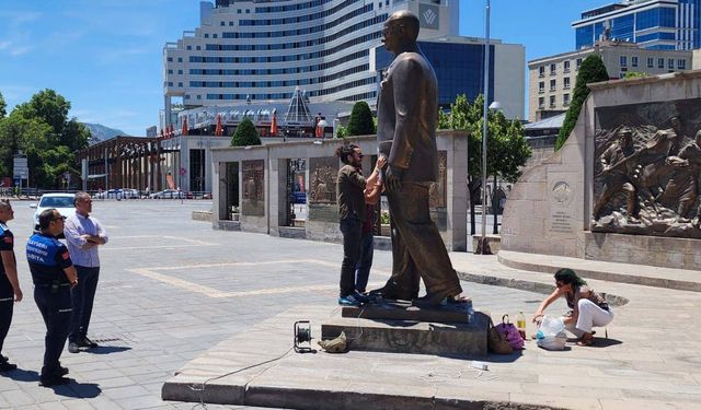 Atatürk Anıtı'na baltayla zarar veren 2 şüpheli adliyede