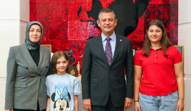 Özgür Özel'den Sinan Ateş paylaşımı: Sis perdesi kalkana kadar ailenin yanında olmaya devam edeceğiz