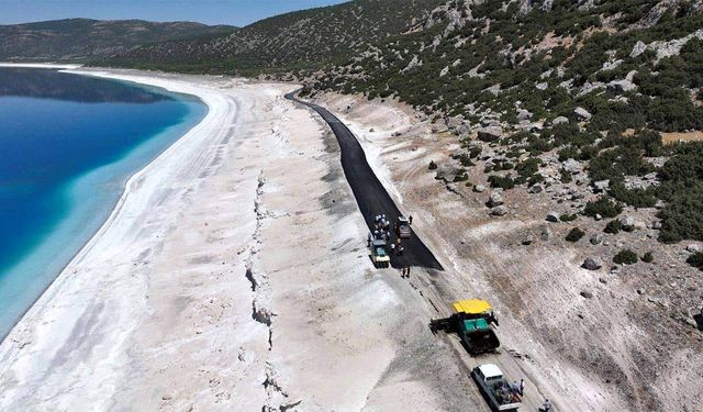 Salda Gölü'nde yola dökülen asfalta tepkiler büyüyor