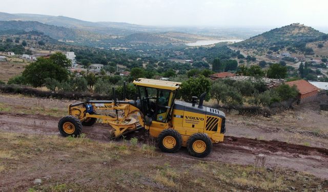 Yunusemre’den 16 kırsal mahallede 200 km ova yoluna bakım