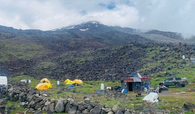 Ağrı Dağı'nda tipide kaybolan iki kişinin cansız bedenine ulaşıldı