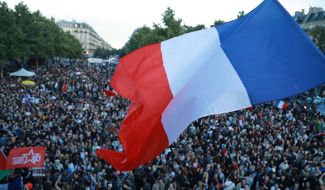 Fransa'da binlerce kişi Macron karşıtı gösteri düzenledi