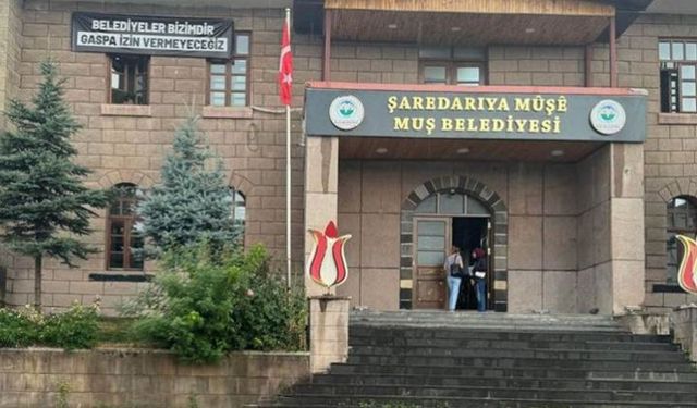 Muş Belediyesi’ne Kürtçe tabela asıldı