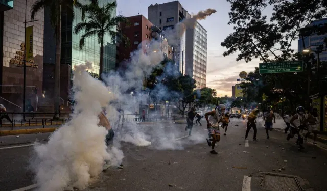 Venezuela’da  devam eden eylemlerde 749 kişi gözaltına alındı. 2 kişi hayatını kaybetti