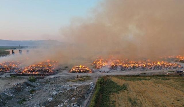 Kağıt fabrikasındaki yangına müdahale devam ediyor