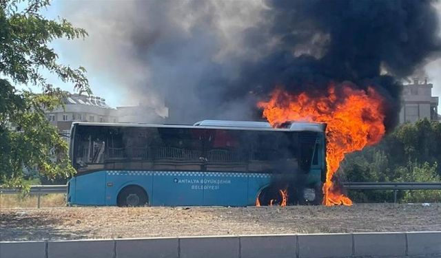 Antalya'da otobüs seyir halindeyken alev aldı