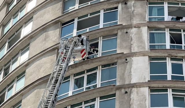 Esenyurt'ta 33 katlı binada yangın: Tahliye çalışması sürüyor