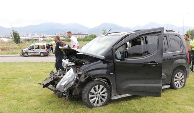 Erzurum'da iki araç çarpıştı: Yaralılar var