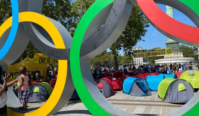 Paris'te evsizler barınma sorununu protesto için kamp kurdu