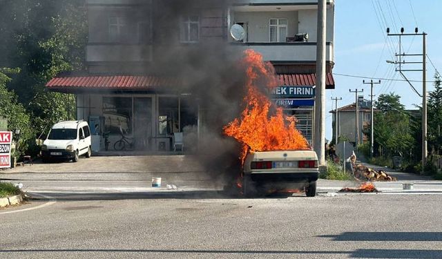 Samsun'da seyir halindeki araç alev aldı