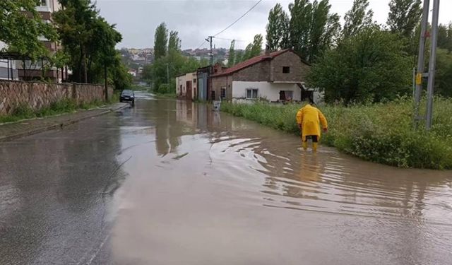 Kayseri'de sele kapılan kişiyi arama çalışması sürüyor