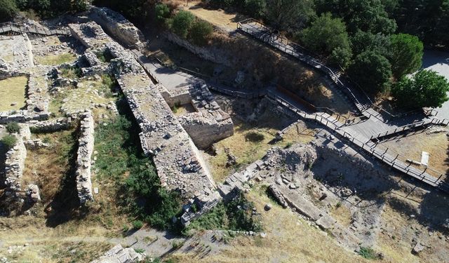 Troya'da arkeologlar saray ve agora ile sur duvarını gün ışığına çıkarıyor