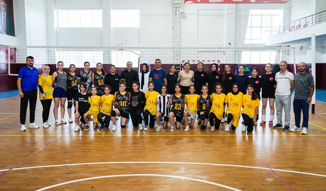 Adıyamanlı genç sporcular Filenin Sultanlarına özenerek voleybola başladı