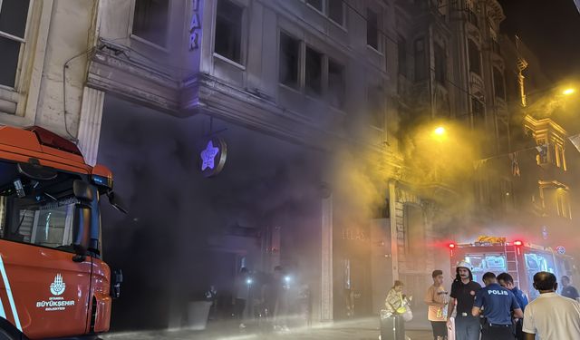 Beyoğlu'nda 9 katlı otelde yangın: Oteldekiler tahliye ediliyor!