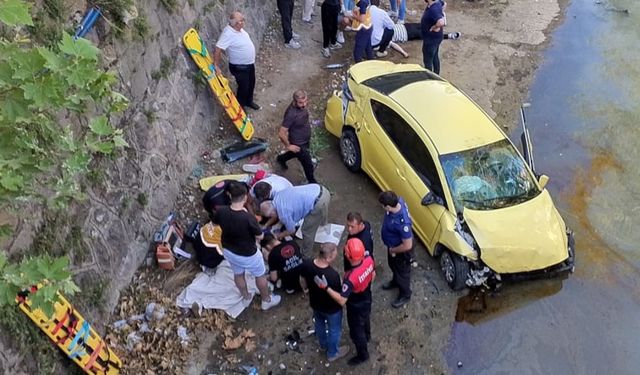 Taksi yayaların arasına daldı: Kaldırımda can pazarı