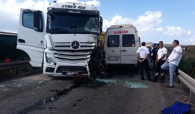 Adana'da tır ile servis minibüsünün çarpışması sonucu 4 kişi öldü, 6 kişi yaralandı