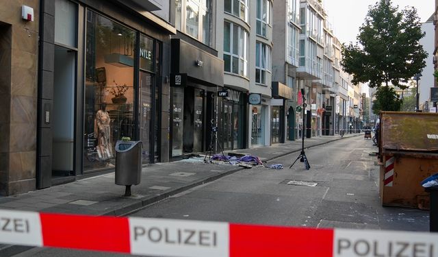 Almanya'nın Köln kentindeki mağazanın önünde patlama meydana geldi