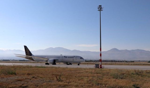 Erzurum'a zorunlu iniş yapan Hindistan uçağı yerine yenisi geldi