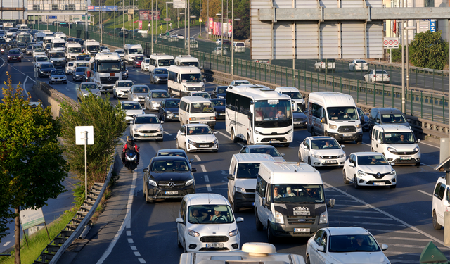 İstanbul'da yeni eğitim öğretim yılının ilk gününde trafik yoğunluğu oluştu