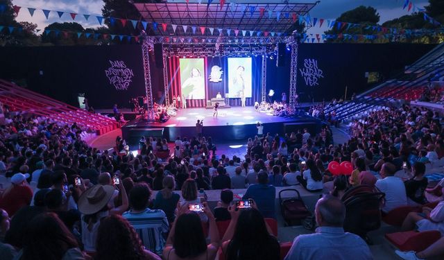 İzmir Enternasyonal Fuarı’nda müzik ve dans dolu gece