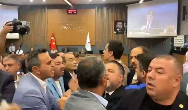 İzmir Büyükşehir Belediye Meclisi'nde AKP ve CHP arasında arbede yaşandı