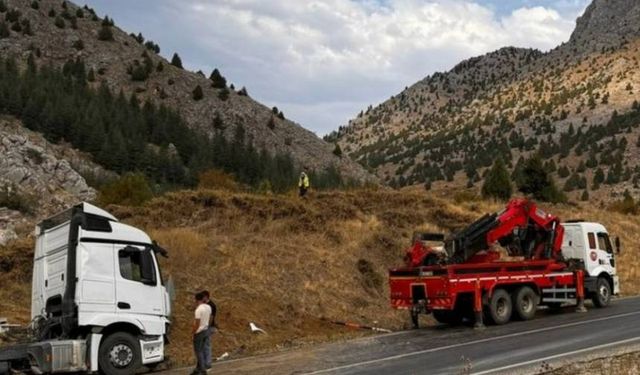 Yolda makas atan tır nedeniyle Maraş-Göksun kara yolu bir süre kapatıldı