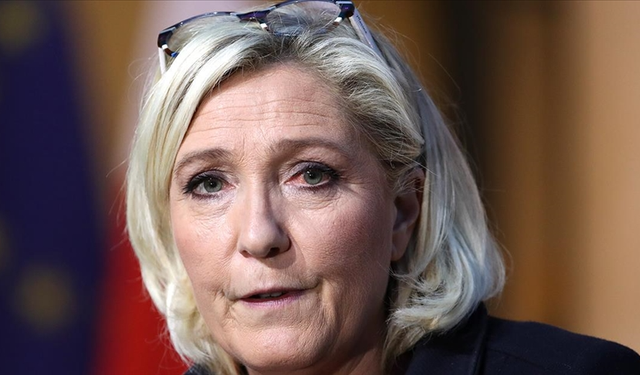 Le Pen'in AB fonlarını zimmetine geçirmekle yargılandığı dava başladı