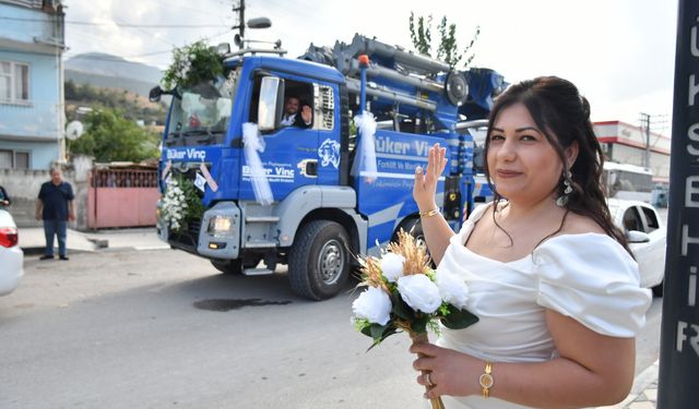 Vinç operatörü damat, gelini nikâh masasına vinçle götürdü