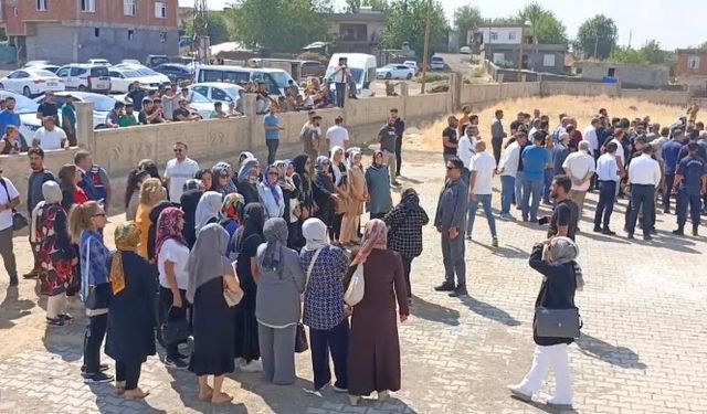 AKP’liler Narin’in cenazesinde toplu fotoğraf çektirdi