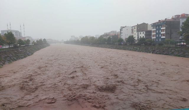 Trabzon’u sağanak vurdu