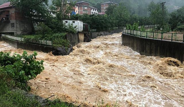 Trabzon'da taşkın: Kaybolan yurttaş halen aranıyor