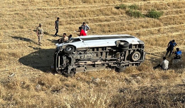 Şırnak'ta işçi servisi devrildi: 6 yaralı