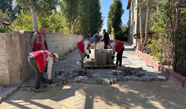 Edremit Belediyesi yol yapım çalışmalarını aralıksız olarak devam ettiriyor