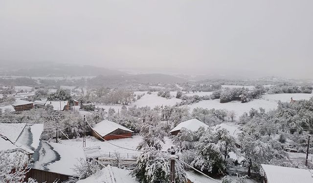 Sinop'ta kar yağışı: Yurttaşlar yaylada mahsur kaldı