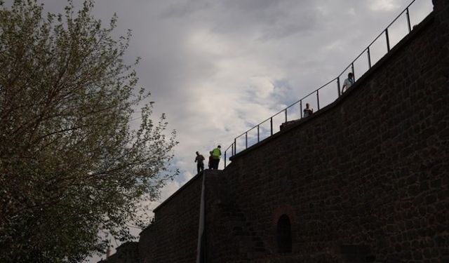 UNESCO listesindeki Diyarbakır Surları’na demir korkuluk dikildi!