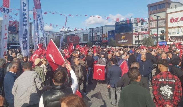 Halk Esenyurt Meydanı’nda toplanmaya başladı