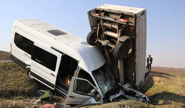 Diyarbakır’da zincirleme kaza; 15'i öğretmen, 17 yaralı