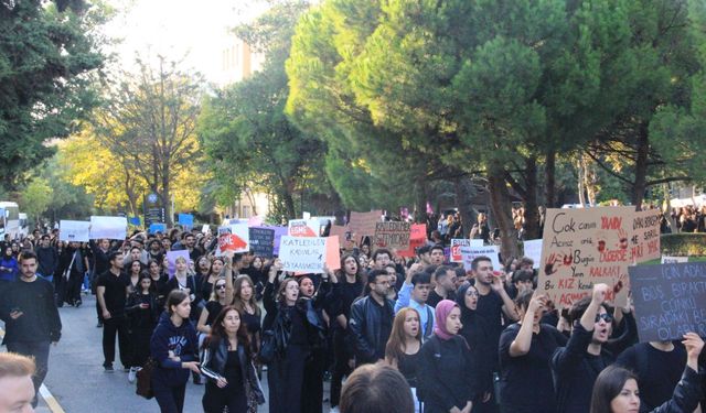 Marmara Üniversitesi öğrencilerinden İkbal Uzuner ve Ayşenur Halil için eylem