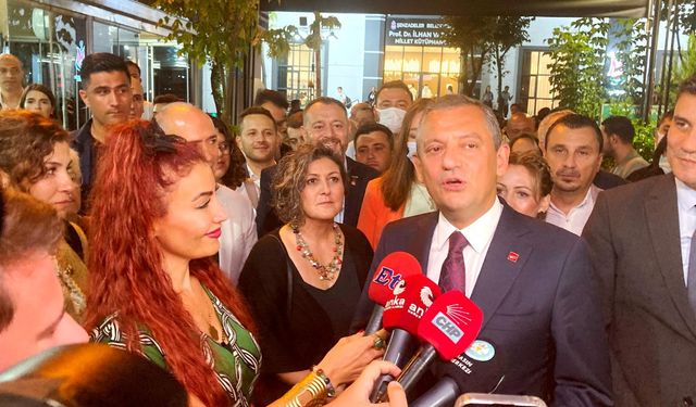 CHP Genel Başkanı Özel Manisa’da: Tiyatro bizim özlediğimiz hayat